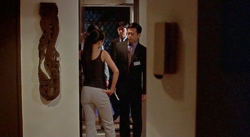 The police arrive at Hung's apartment